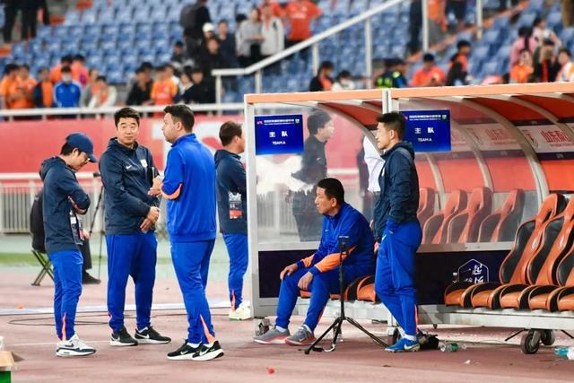 五一假期泰山球迷遇堵心事儿，崔康熙下课声震济南奥体