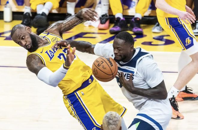 NBA 季后赛首轮 G4：湖人客场惜败森林狼，詹姆斯拼尽全力仍难挽颓势