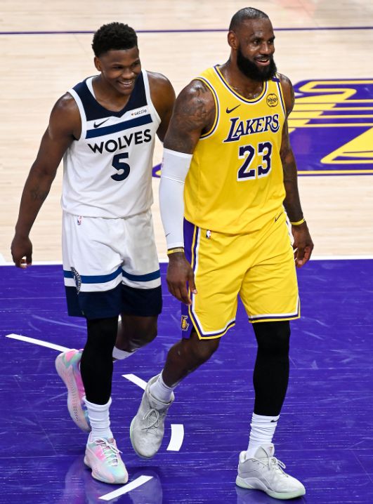 NBA 季后赛湖人与森林狼 G4 对决，湖人末节崩盘惨遭逆转