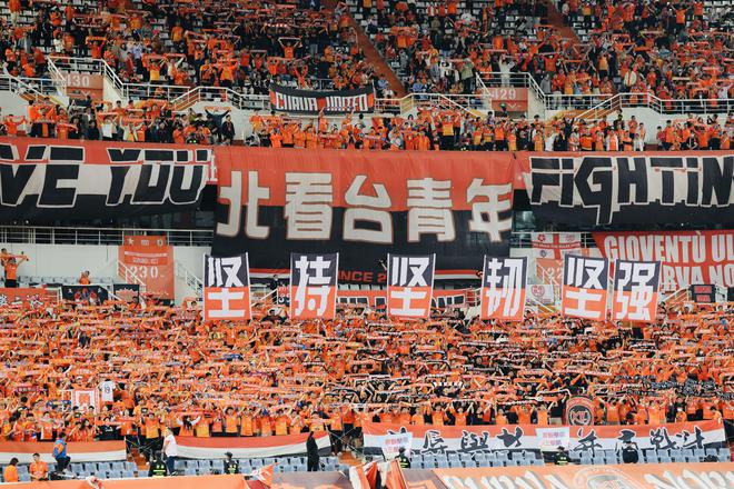 全场下课声中崔康熙久久不愿离去，执教泰山队争议不断处境艰难