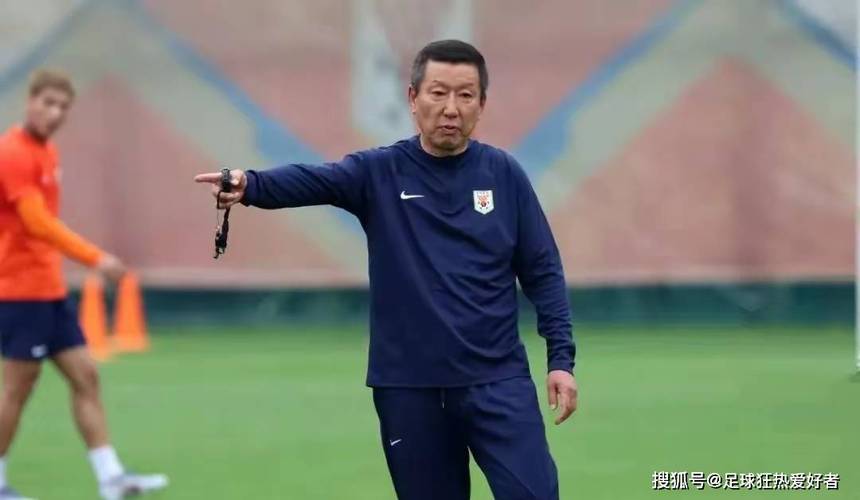 全场下课声中崔康熙久久不愿离去，执教泰山队争议不断处境艰难
