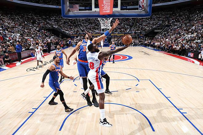 NBA 季后赛：尼克斯布伦森绝杀活塞，小哈达威状态低迷