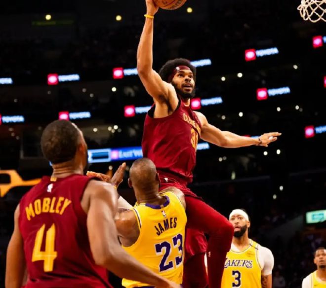 NBA季后赛首轮尾声：狂胜破纪录却未服众，东西部赛区竞争态势迥异