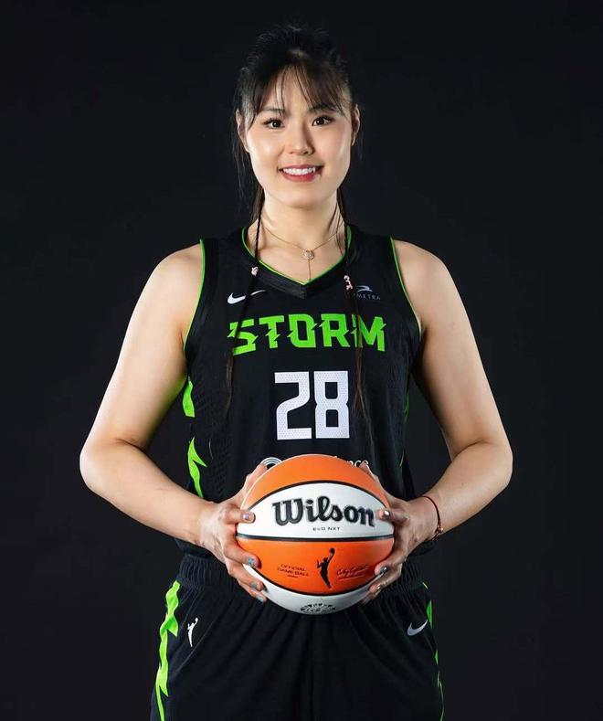 WCBA 休赛期李月汝何去何从？留洋虽苦却为提升中国女篮实力