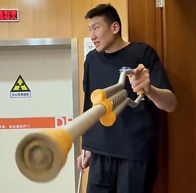 李炎哲今年季后赛受伤致球队内线匮乏，赛季报销仍未痊愈