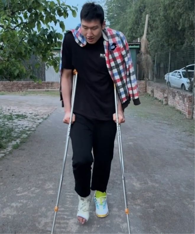 李炎哲今年季后赛受伤致球队内线匮乏，赛季报销仍未痊愈