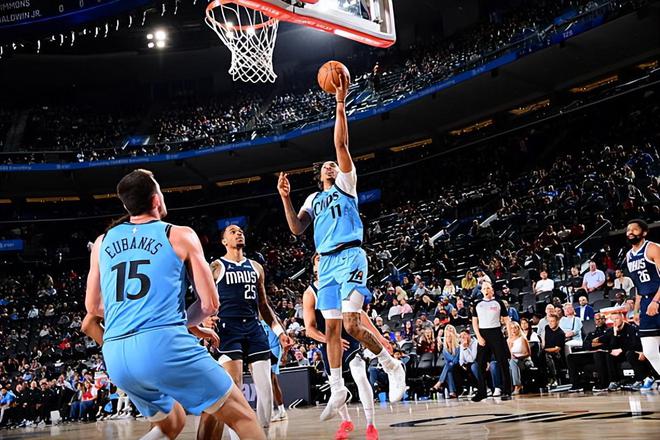 NBA 季后赛：丹佛掘金胜洛杉矶快船晋级，乔丹 - 米勒高光表现