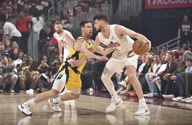 5月5日NBA季后赛骑士与步行者次轮G1战，哈里伯顿表现抢眼