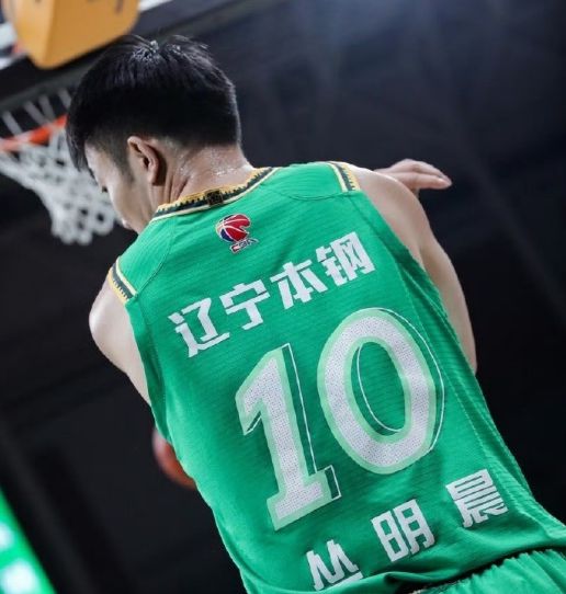 北京时间5月5日辽宁男篮官宣！30岁4冠功勋丛明晨因伤退役