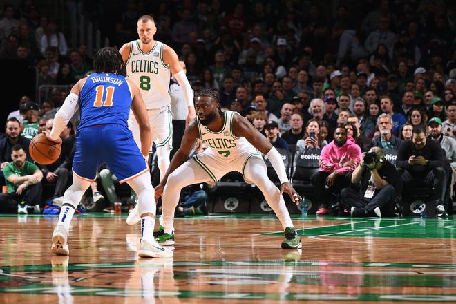 NBA季后赛次轮尼克斯VS绿军G1激战，多组对决看点十足
