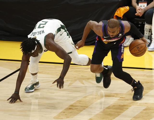 NBA东部半决赛G1：尼克斯惊天翻盘，霍勒迪表现出色成亮点