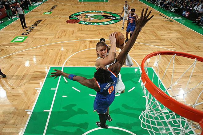 NBA东部半决赛G1：尼克斯惊天翻盘，波尔津吉斯表现令人无语