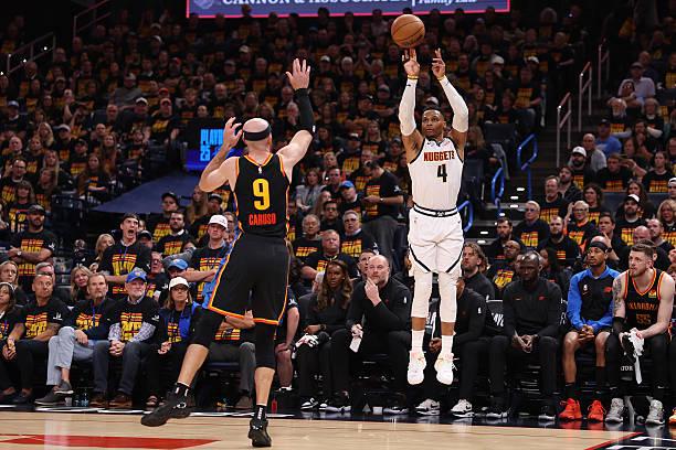NBA西部半决赛：掘金阿隆-戈登三分绝杀，威少高效表现助力开门红