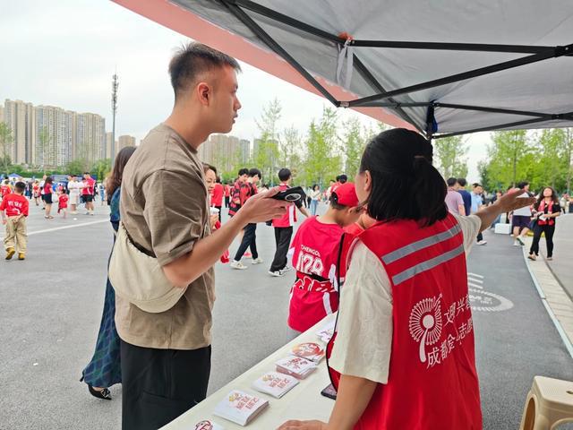 五一小长假凤凰山足球场中超激战，金牛志愿者打造最美入场通道致敬劳动者