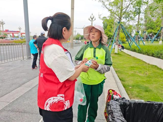五一小长假凤凰山足球场中超激战，金牛志愿者打造最美入场通道致敬劳动者