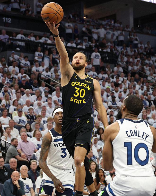 NBA 季后赛勇士 VS 森林狼半决赛 G1 激战，多组对决引关注