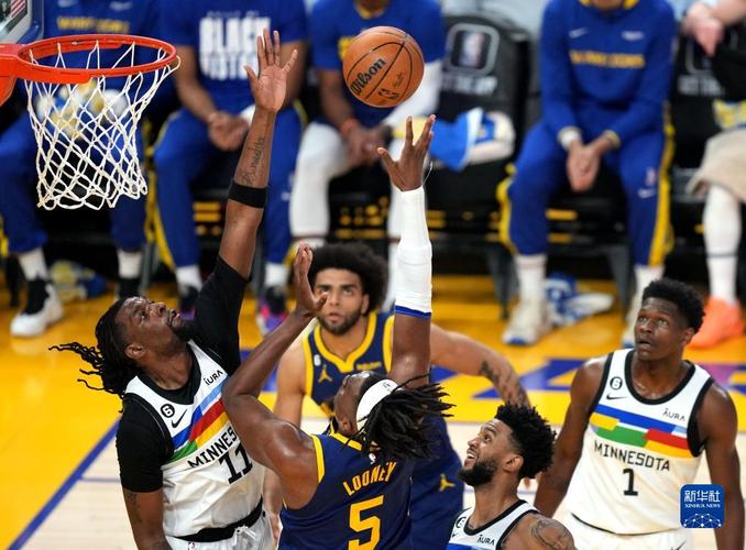 NBA 季后赛勇士 VS 森林狼半决赛 G1 激战，多组对决引关注