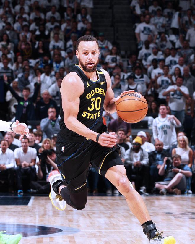 NBA 季后赛勇士 VS 森林狼半决赛 G1 激战，多组对决引关注