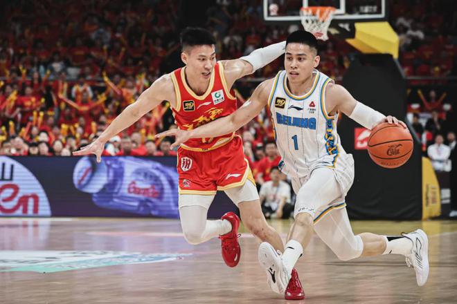 CBA总决赛北京首钢开门红！陈盈骏成大腿，背后十年淬炼成峰路