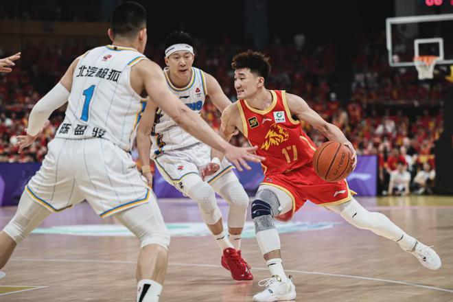 CBA总决赛北京首钢开门红！陈盈骏成大腿，背后十年淬炼成峰路