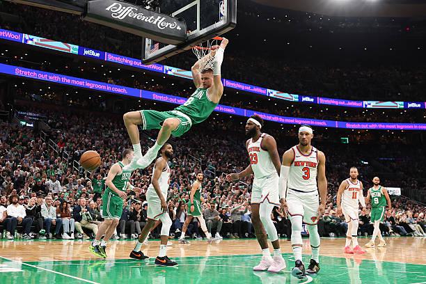 NBA东部半决赛G2：纽约尼克斯惊天逆转 波尔津吉斯表现遭质疑