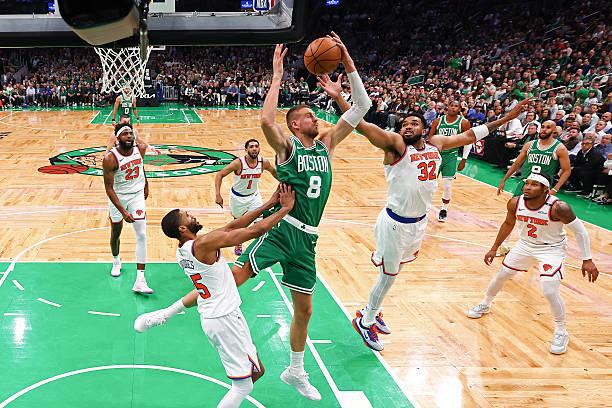 NBA东部半决赛G2：纽约尼克斯惊天逆转 波尔津吉斯表现遭质疑
