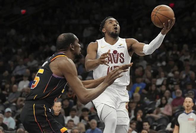 今年NBA季后赛观赏性提升，多队交锋激烈且裁判尺度宽松