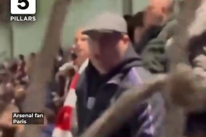 欧冠阿森纳不敌巴黎时 一球迷现种族歧视与恐同丑态