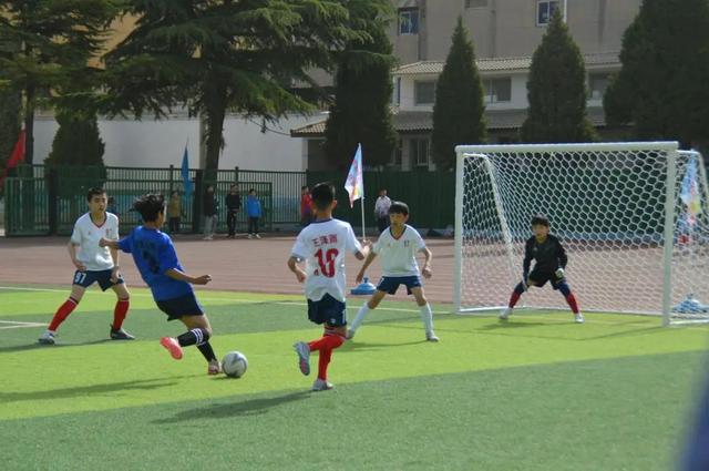 5月7日合阳县城关小学绿茵场 2025 年中小学生足球赛启幕