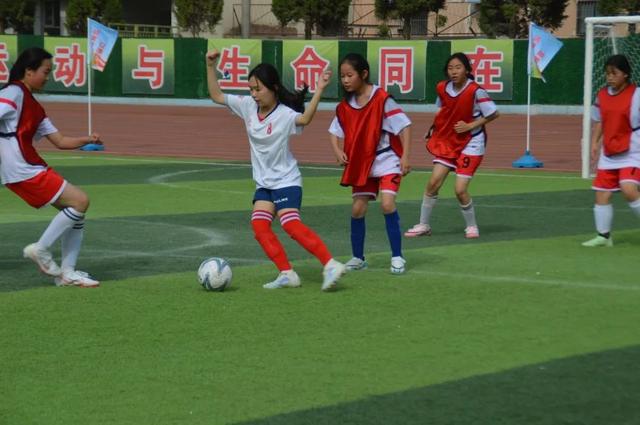 5月7日合阳县城关小学绿茵场 2025 年中小学生足球赛启幕