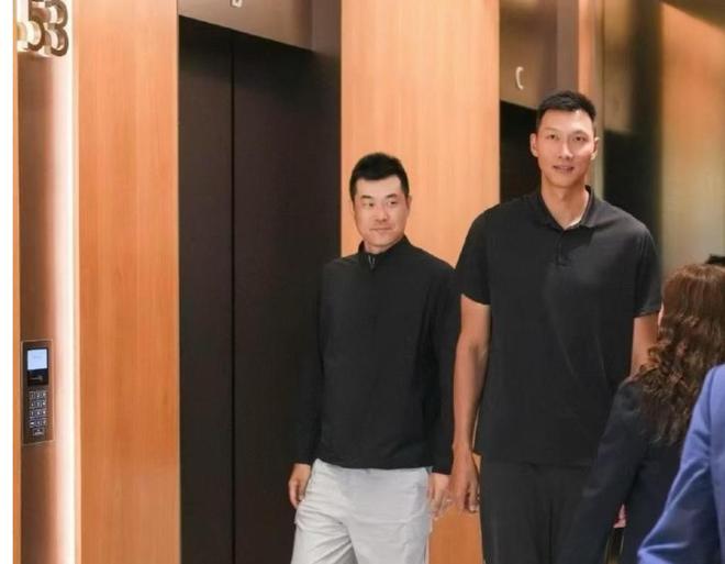 自去年惊天大瓜后易建联久未露面，球迷好奇其后续动态