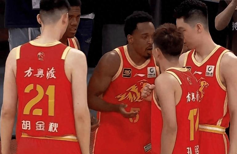 CBA总决赛G2赛后热议裁判，忽略比赛本身及广厦队表现