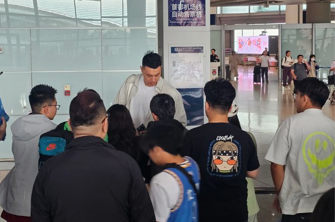 打完G2比赛全队回北京备战G3，翟晓川热度高，李楠许利民畅聊