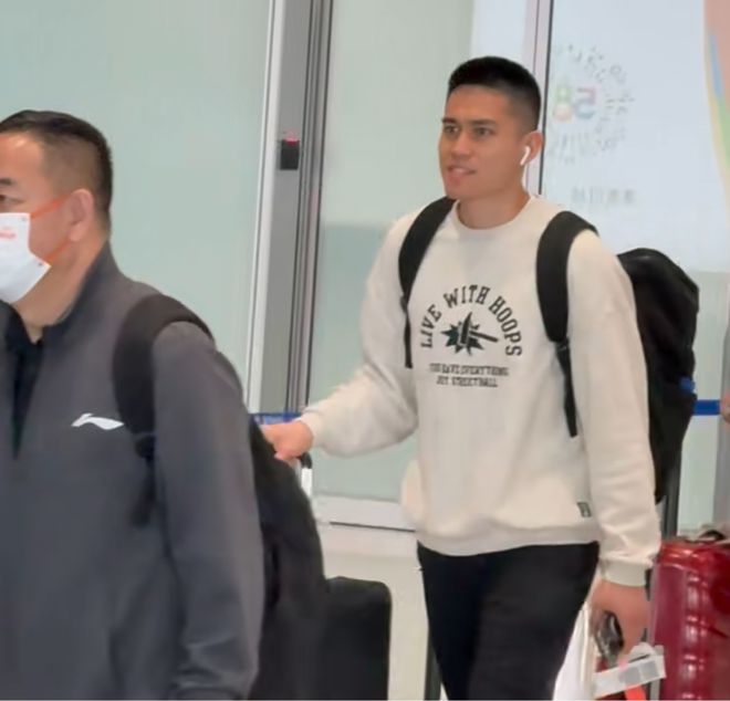 打完G2比赛全队回北京备战G3，翟晓川热度高，李楠许利民畅聊