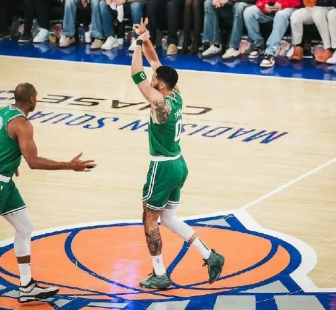 NBA 季后赛：凯尔特人客场对阵尼克斯，背水一战力求扭转 0 比 2 劣势