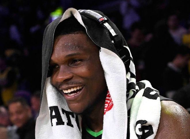 NBA 季后赛：森林狼 102-97 险胜勇士，库里伤退华子带伤作战