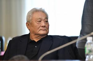 中国足坛名宿年维泗92岁生日，徐根宝率弟子提前庆祝送祝福