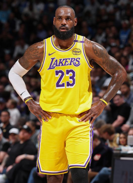 NBA季后赛激战正酣：湖人惜败森林狼，詹姆斯燃尽能否晋级？苏群给出答案