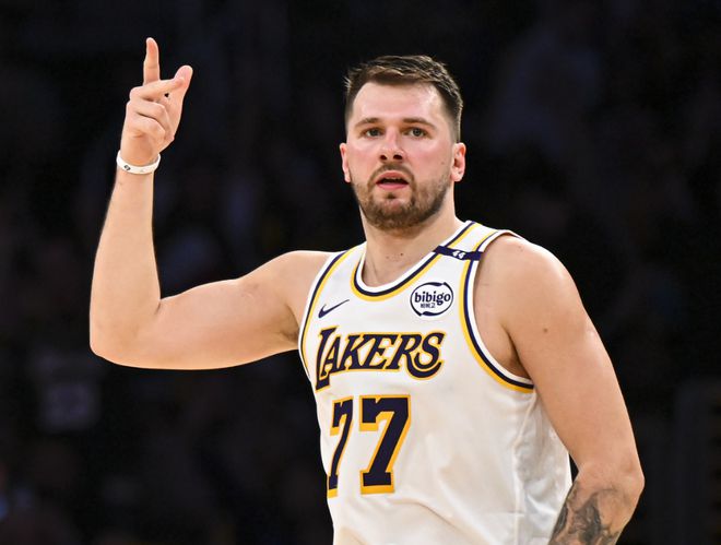 NBA季后赛激战正酣：湖人惜败森林狼，詹姆斯燃尽能否晋级？苏群给出答案