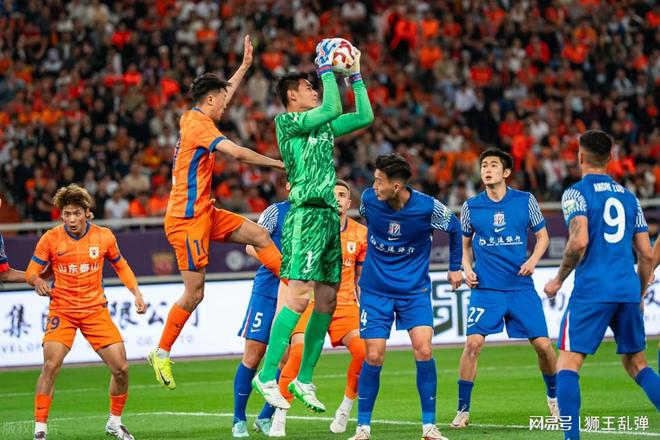 山东泰山队0-1负上海申花，崔康熙战术调整引争议，换帅呼声高涨