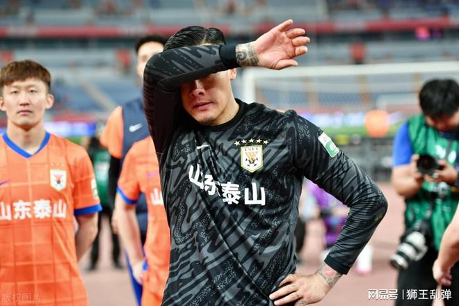 山东泰山队0-1负上海申花，崔康熙战术调整引争议，换帅呼声高涨