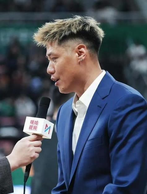 辽篮半决赛首战惨败，贺天举直播间痛批全队没精神